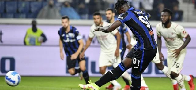 Duván Zapata marcó de penal / AFP