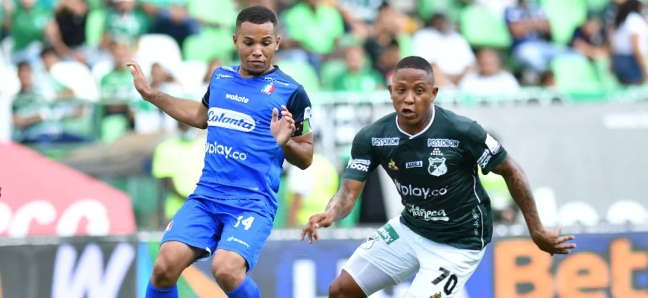 Jugadores de Cali y Once Caldas disputan el balón / Foto: VizzorImage / Nelson Ríos