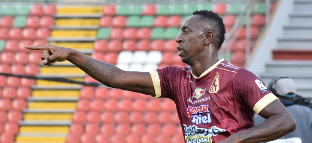 Juan Fernando Caicedo celebra el triplete / Foto VizzorImage