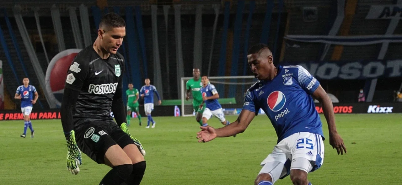 Aldair en juego ante Emerson Rodríguez / Foto VizzorImage