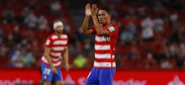 Bacca asistió y marcó en la goleada de Granada / AFP