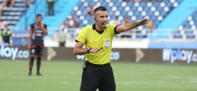 Carlos Betancur será el central del compromiso. / Foto: VizzorImage - Jairo Cassiani