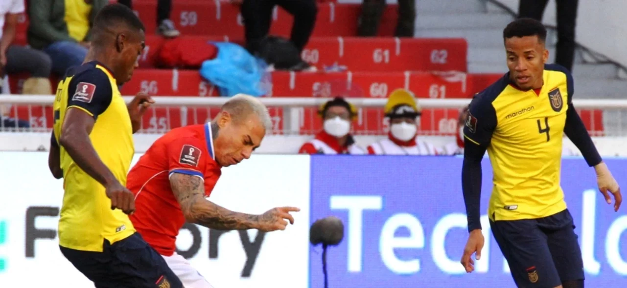 Chile busca un triunfo frente a Ecuador / AFP
