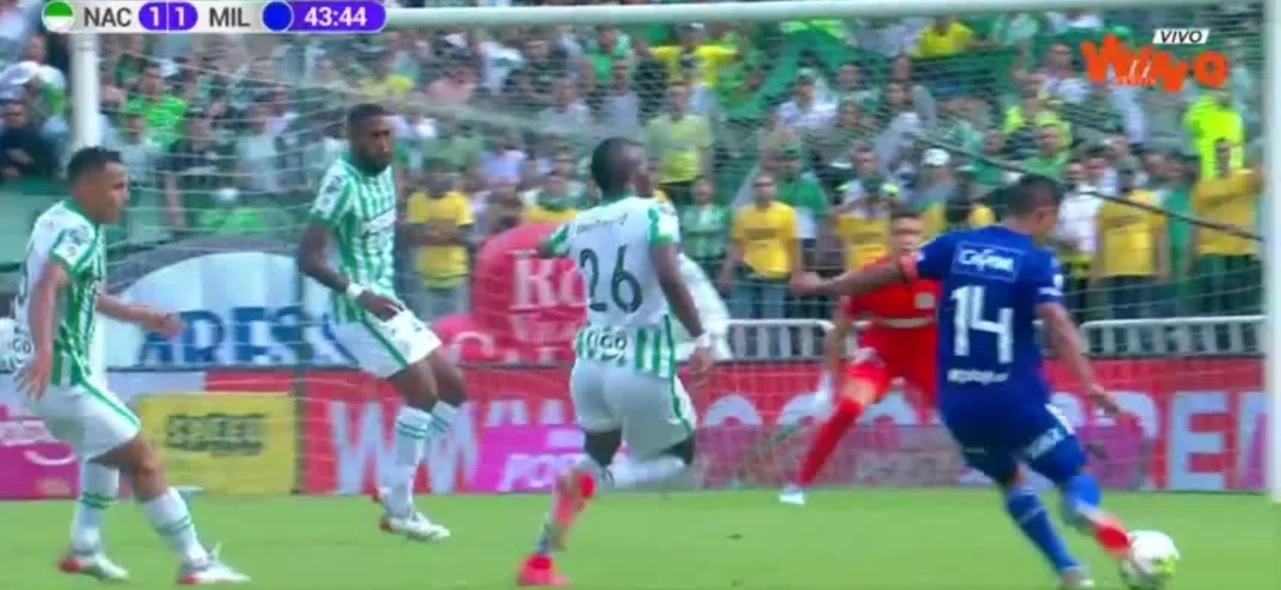 El balón se estrelló en el palo, tras un disparo de David Silva.