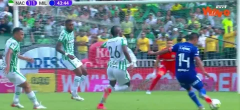 El balón se estrelló en el palo, tras un disparo de David Silva.