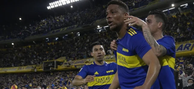 Frank Fabra celebra en la Bombonera / Foto AFP