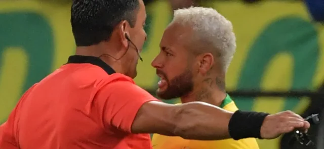 Momento del choque entre Neymar y el árbitro Tobar / Foto AFP