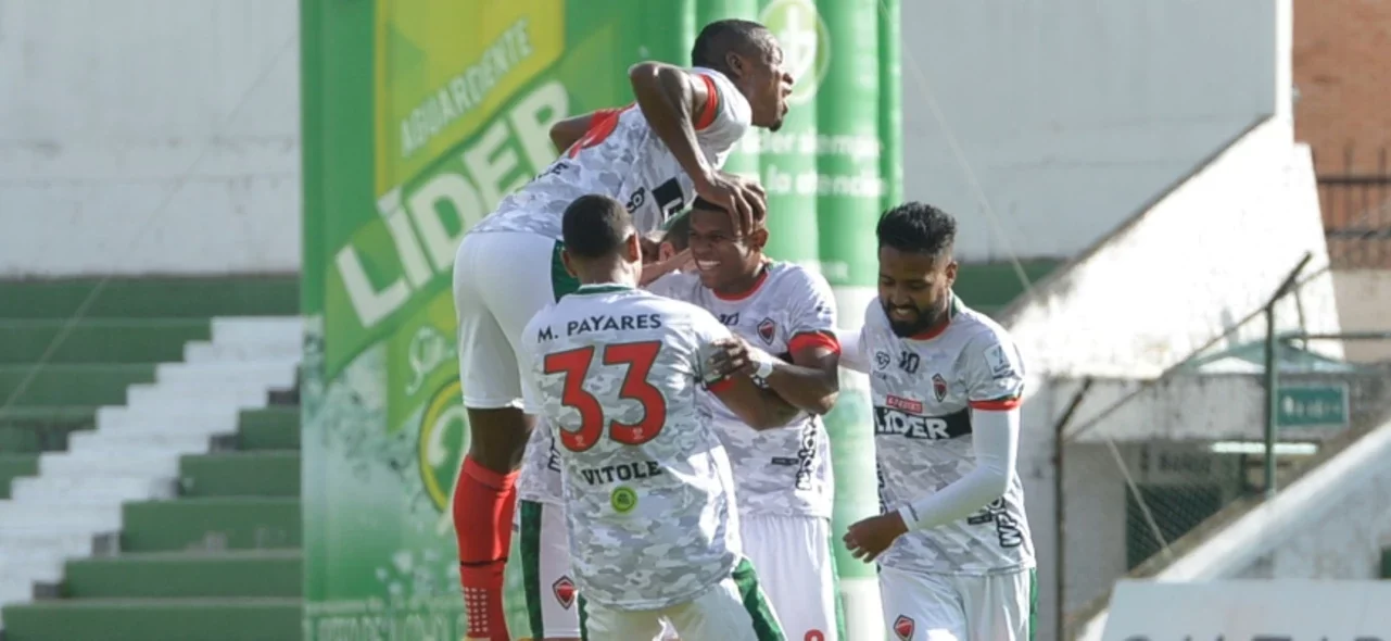 Foto: VizzorImage / Macgiver Baron