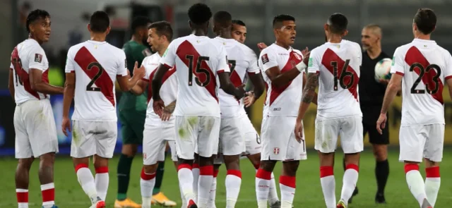 Perú goleó a Bolivia y sigue soñando / AFP