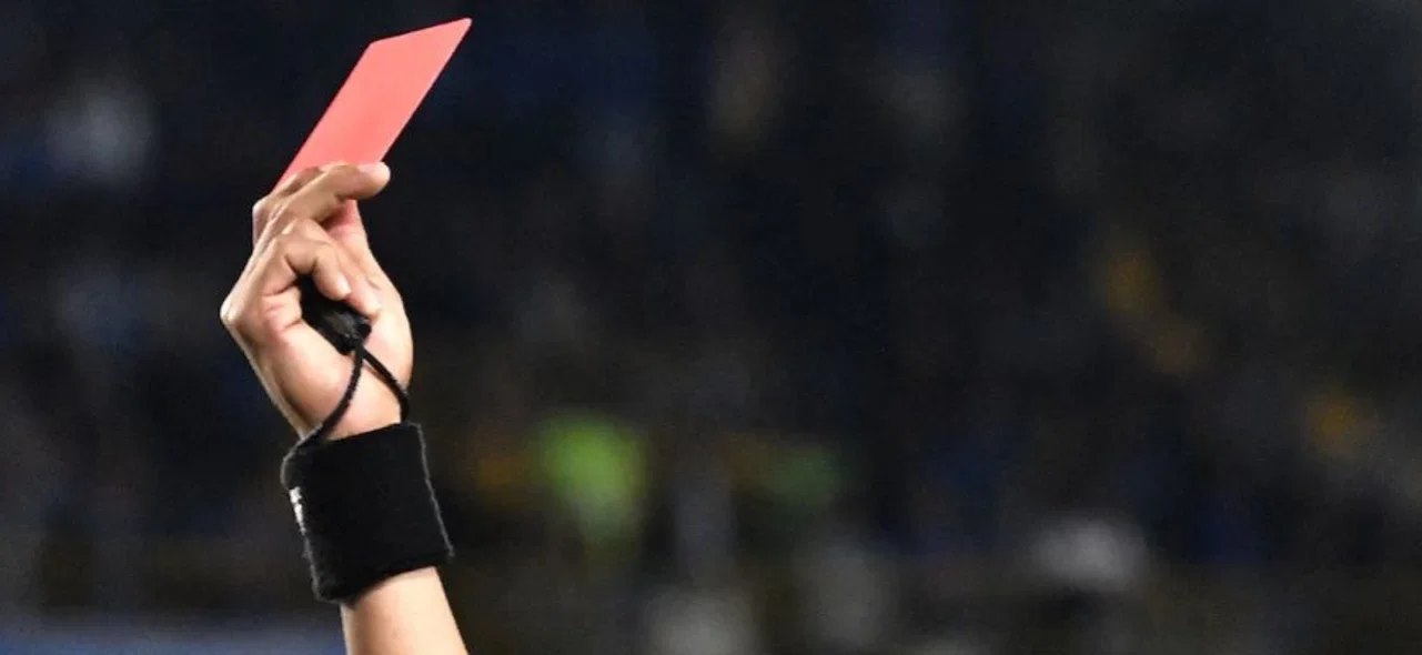 Tarjeta a roja a Juan Carlos Restrepo | Foto: VizzorImage / Luis Ramírez