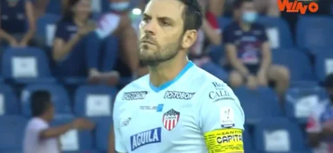 Sebastián Viera cobró tiro libre, pero sorprendió con la jugada de laboratorio.