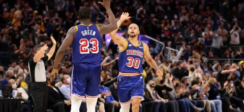 Curry protagonizó otro recital de tiro con 9 triples. / Foto: AFP