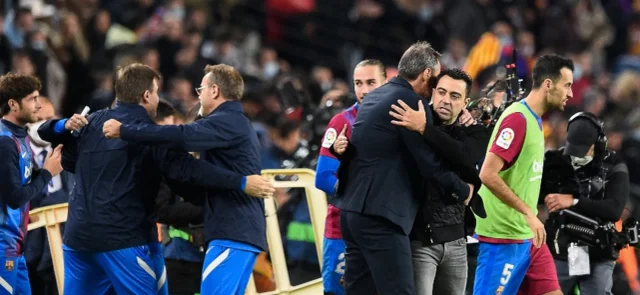Barcelona celebra con Xavi el triunfo ante Espanyol / Foto APF