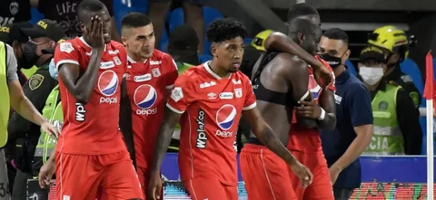 Jugadores de América celebran en el triunfo sobre Alianza Petrolera / Foto: VizzorImage / Gabriel Aponte