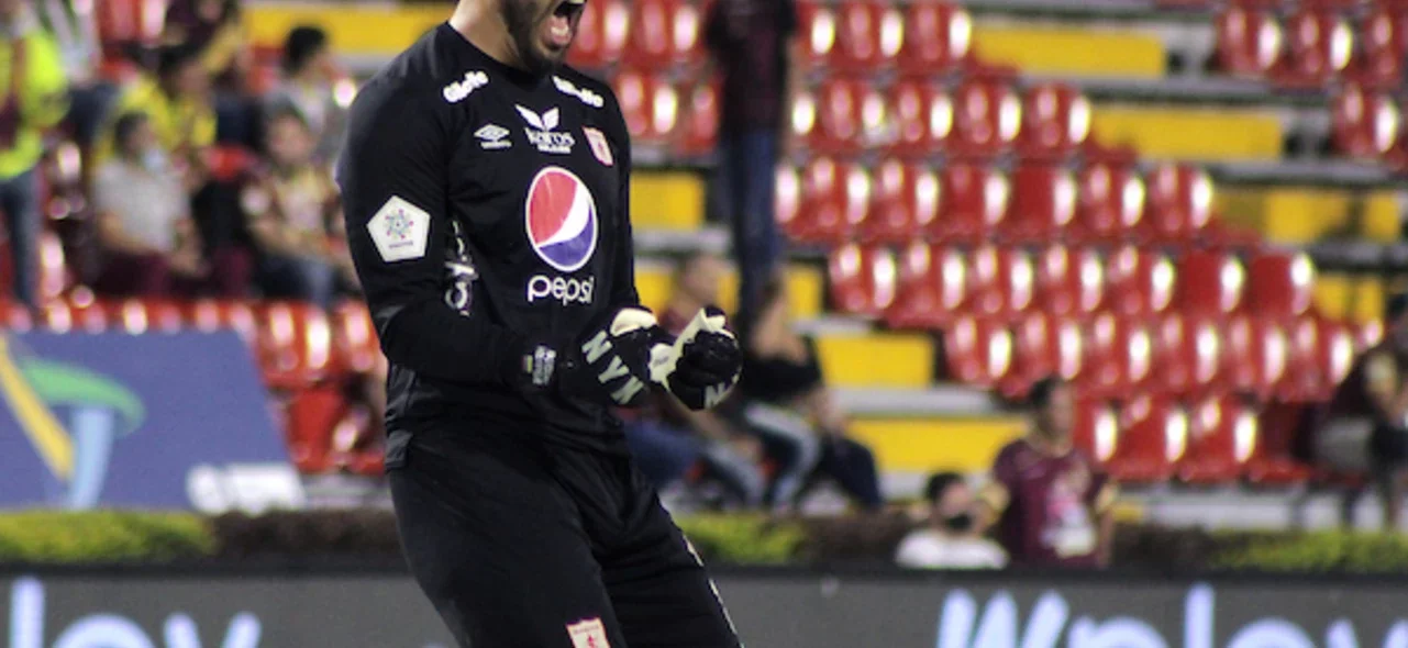 Diego Novoa, arquero de América/ Vizzorimage