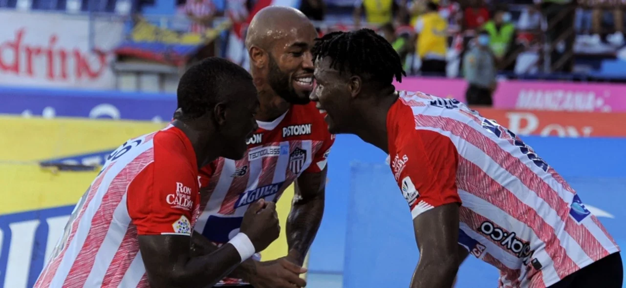 Jugadores de Junior celebrean en el triunfo sobre Pereira / Foto: VizzorImage / Jesus Rico