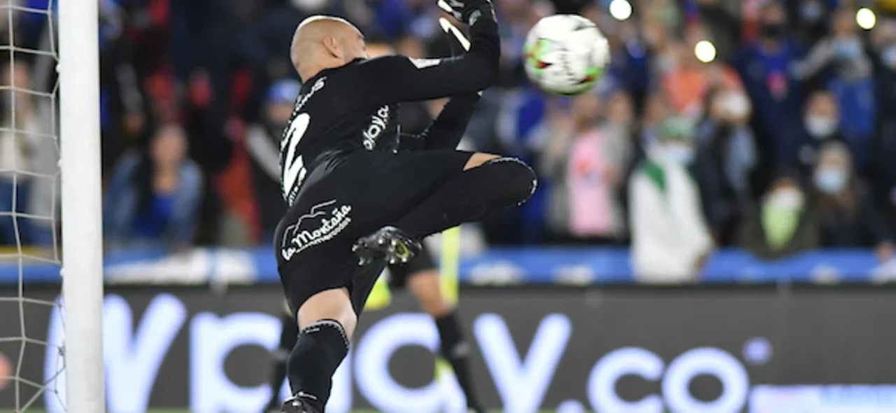 Diego Novoa, arquero de América/ Vizzorimage