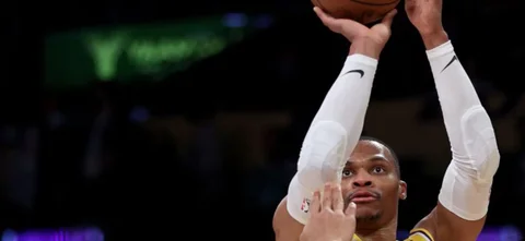 Victoria de Lakers con gran actuación de su trío de figuras / AFP