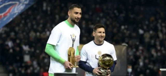 Donnarumma también mostró el trofeo a mejor arquero del mundo/ AFP