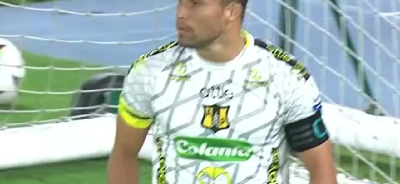 José Chunga salvó a Alianza Petrolera frente a América.