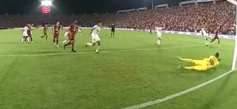 Cataño cobró tiro libre y De Amores atajó.