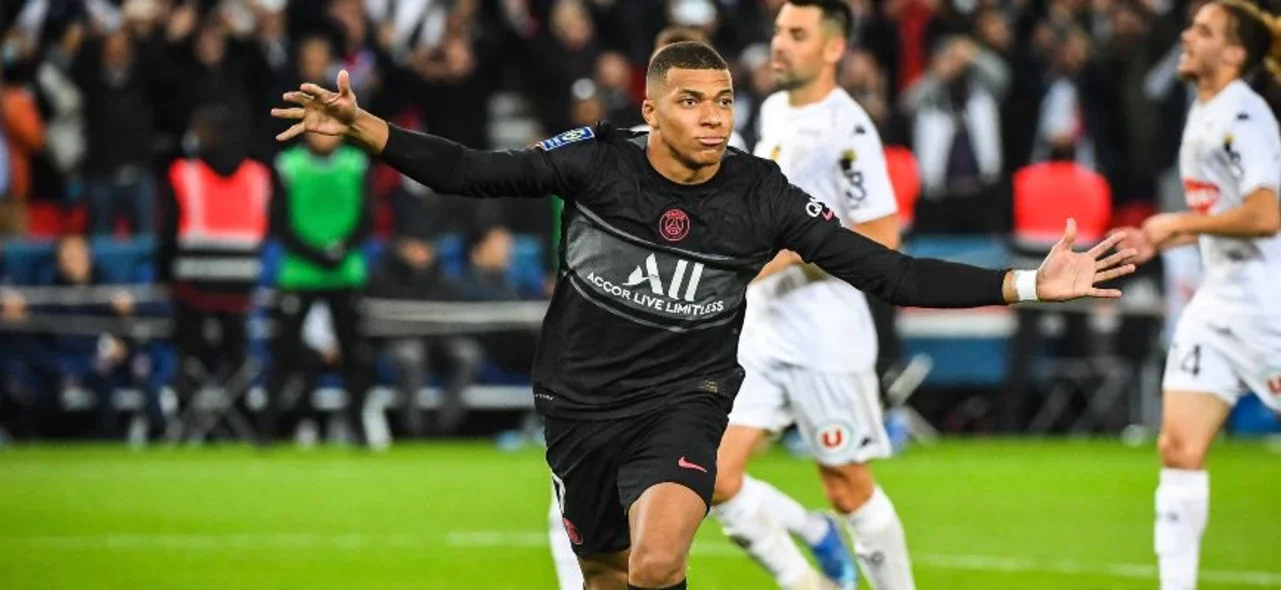 Mbappé aseguró que terminará la temporada en PSG / AFP