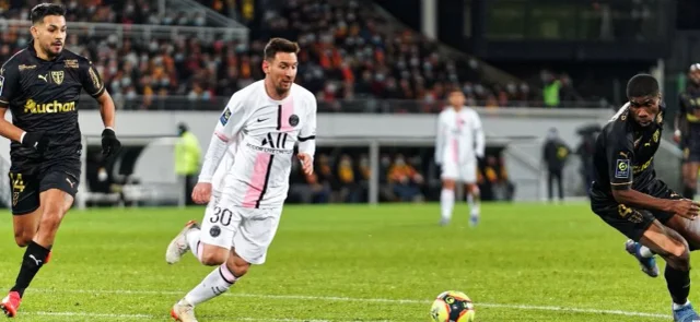 Messi, con la camiseta de PSG / AFP