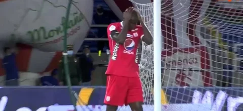 Adrián Ramos falló una clara opción de América.