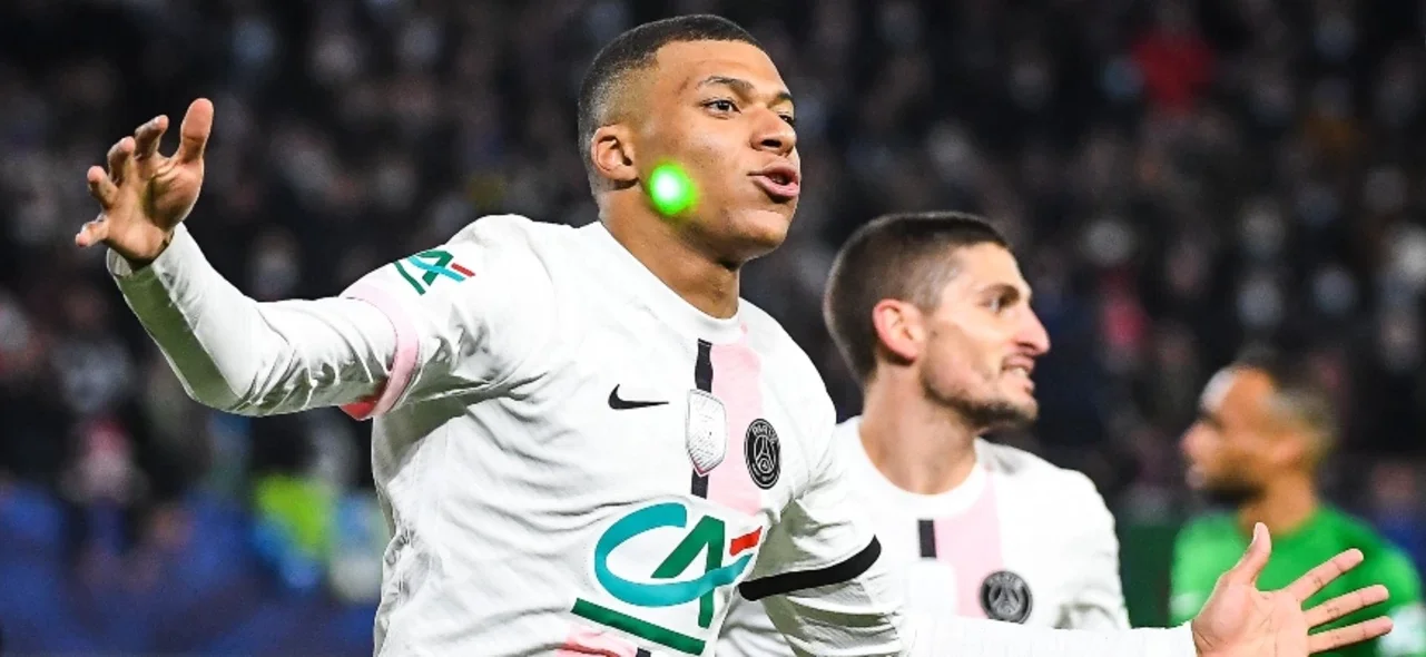 Mbappé se reportó con doblete / AFP