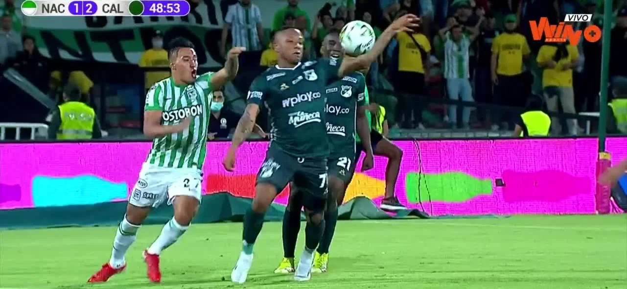 La jugada no fue sancionada como penal