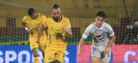 El partido tuvo pocas opciones de gol/ Vizzorimage