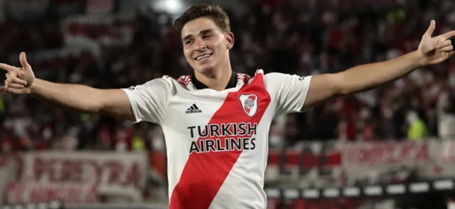 Julián Álvarez es nuevo jugador de Manchester City / AFP