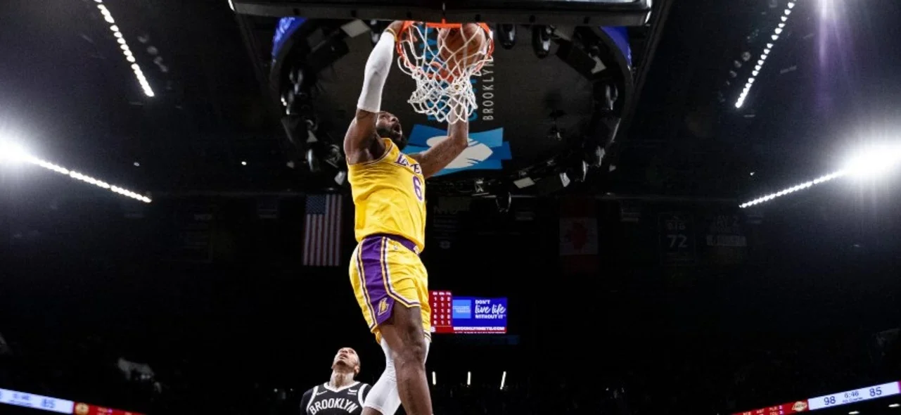 LeBron superó a Harden / AFP