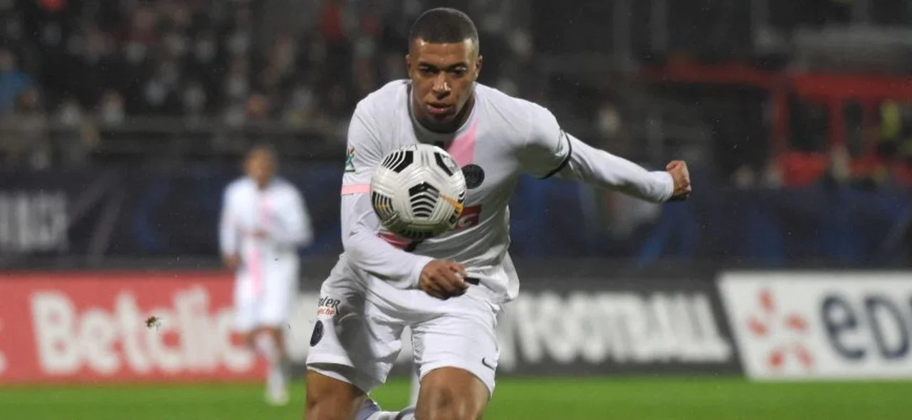 Mbappé se lució con un triplete / AFP