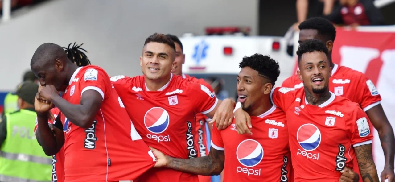 Adrián Ramos celebra con sus compañeros / Foto VizzorImage