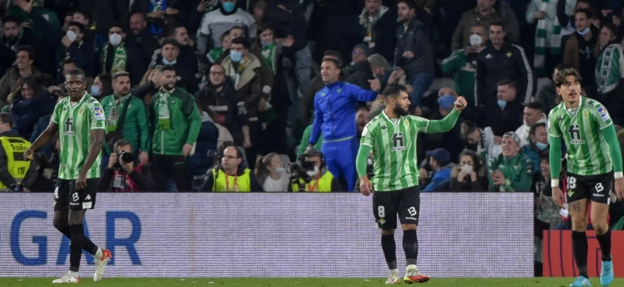 Nabil Fekir contribuyó con un gol olímpico en el triunfo 2-1 de Real Betis sobre Sevilla. / Foto: AFP