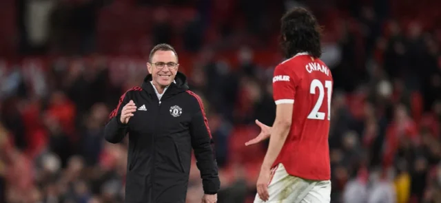 Cavani se saluda con Rangnick / Foto AFP