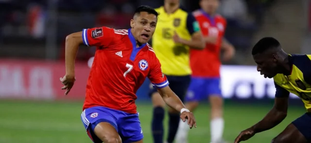 Alexis Sánchez enfrentando a Ecuador / Foto AFP