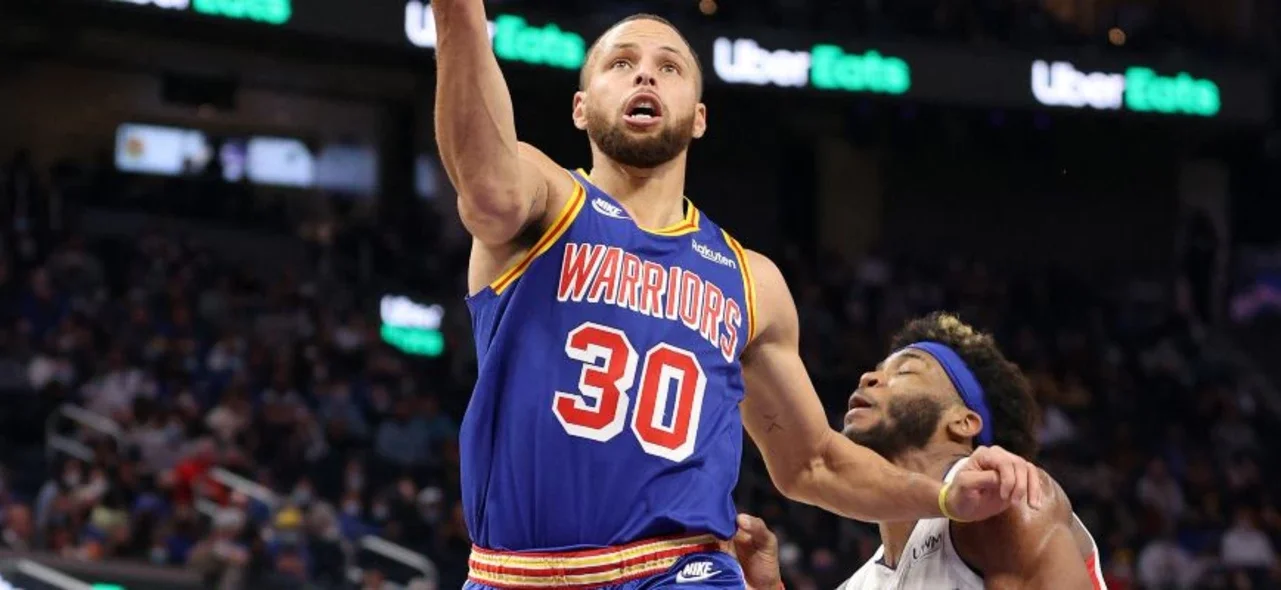 Curry firmó 18 puntos, 8 asistencias y 4 triples / AFP