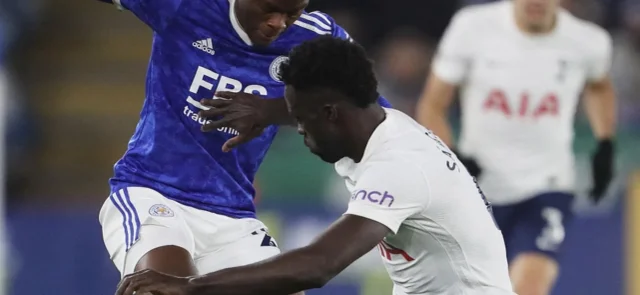 Davinson fue titular en el triunfo sobre Leicester / Foto AFP