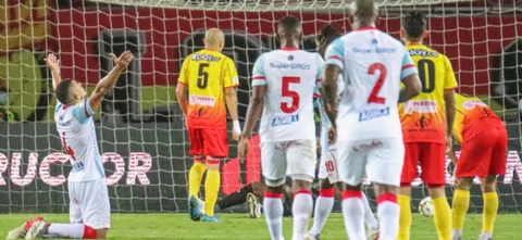 Carlos Sierra salvó el empate para América | Foto: VizzorImage / Pablo Bohórquez