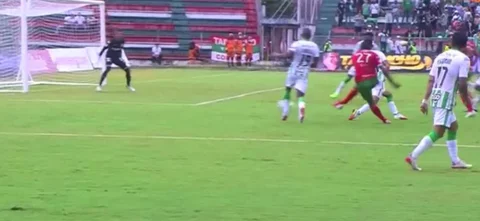 Luis Carlos Ruiz tuvo la oportunidad de empatar el compromiso.