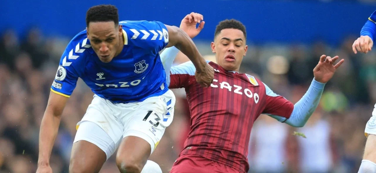 Mina en duelo con Ramsey / Foto AFP