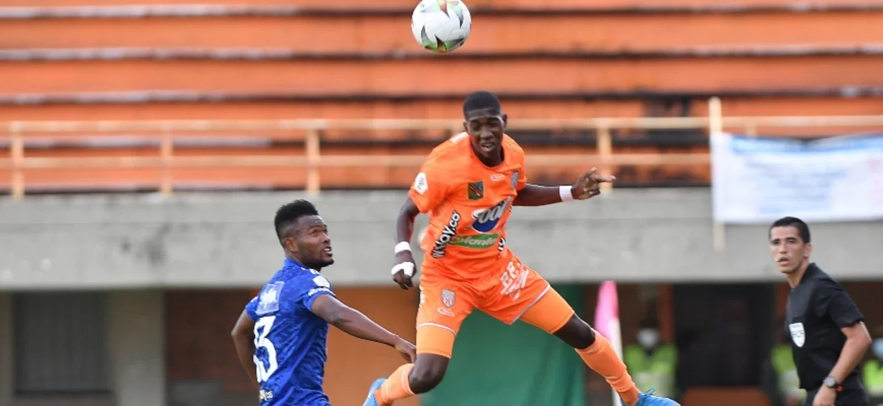 Yaser Asprilla en duelo con Perlaza de Millonarios / Foto VizzorImage