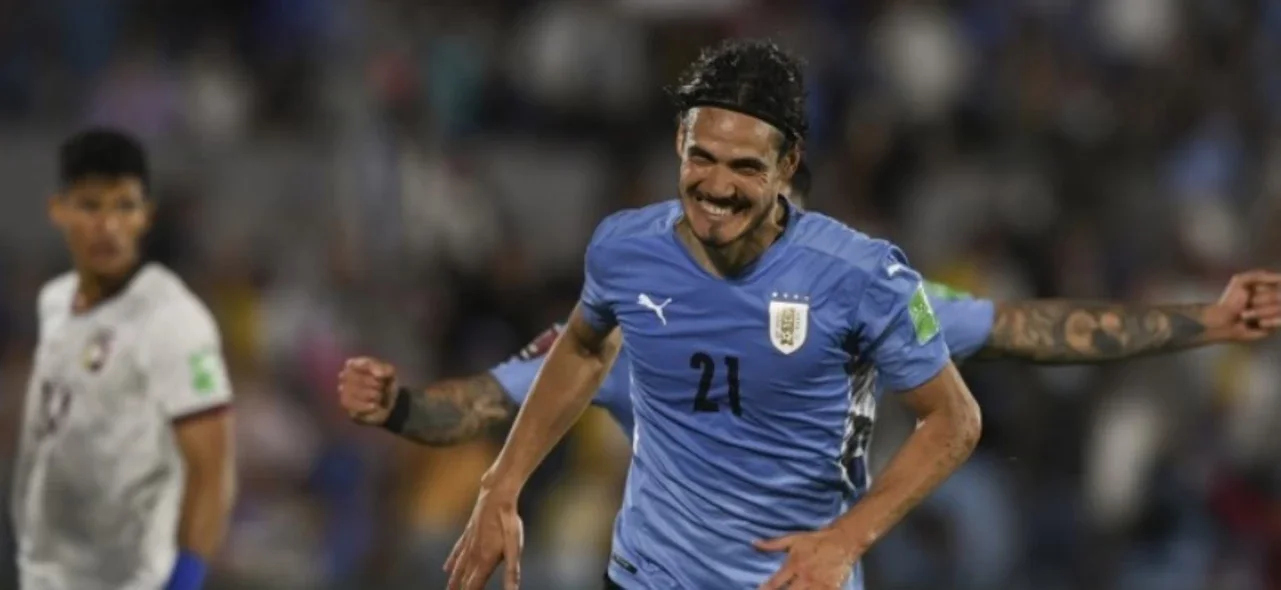 Cavani marcó un gol de chilena/ AFP