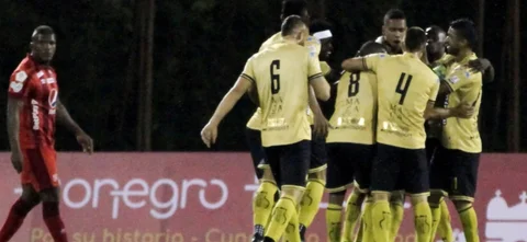 Águilas supera a América. / Foto: VizzorImage - Juan Agusto Cardona