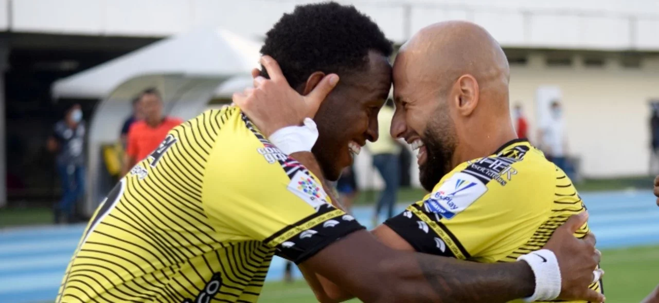 Alianza Petrolera celebra el triunfo sobre Jaguares / Foto VizzorImage