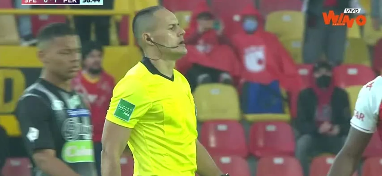 El árbitro dio penal a favor de Santa Fe por esta jugada.