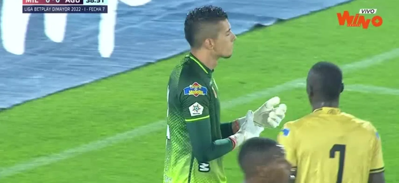 Atajada de Valencia al remate de Ruiz.