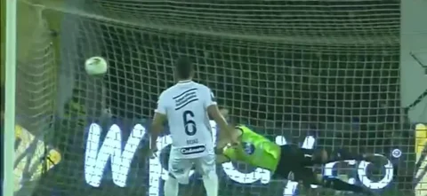 Atajada de Santiago Londoño frente a Bucaramanga.